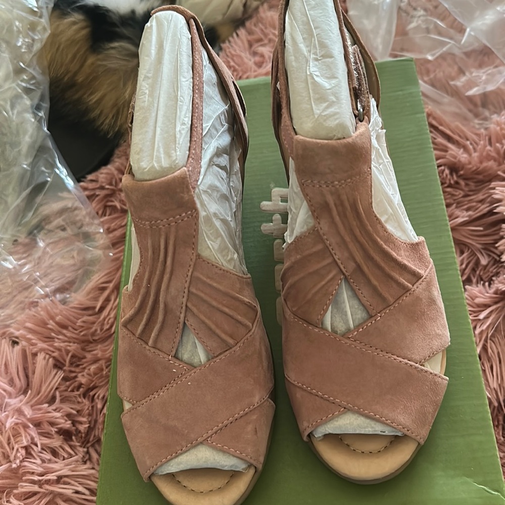 Earth size 8 soft pink wedge